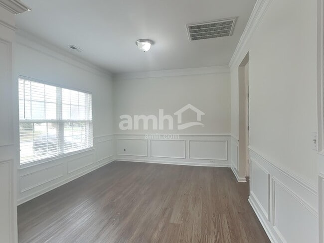 Photo - 6137 Kilchurn Dr