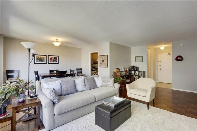 Living Room - 4515 Willard Ave Unidad 1614S