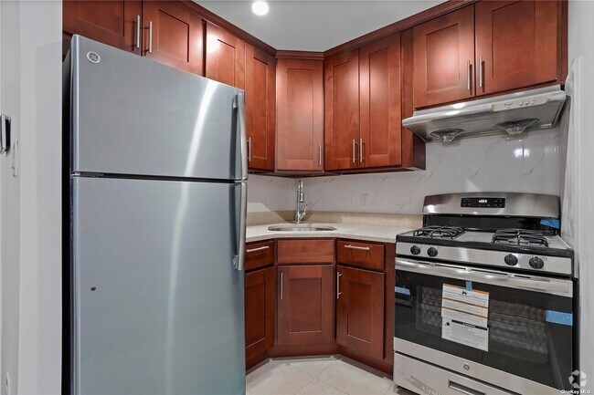 Building Photo - 70-26 Queens Blvd Unit 6B Rental