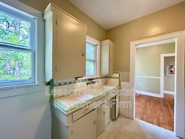 Photo - 320 College St