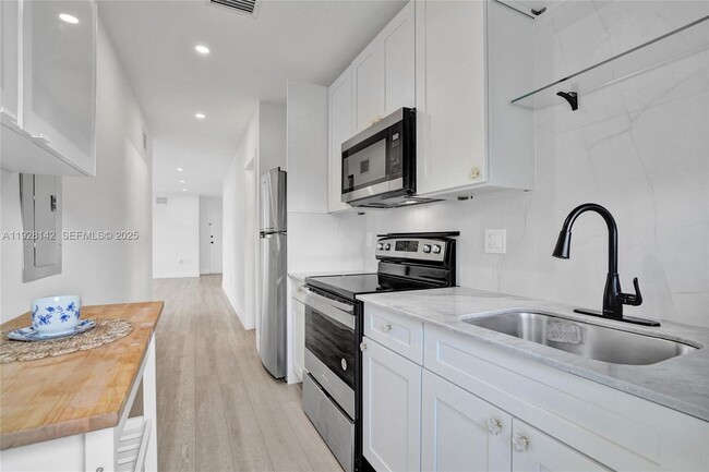 Photo - 1721 SW 13th St Unit 2