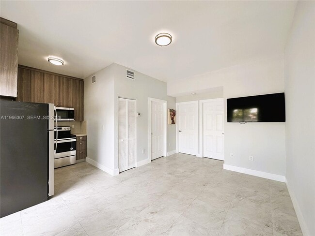 Building Photo - 842 SW 14th Ave Unit 2