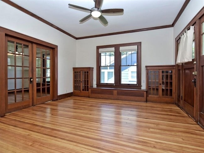 Photo - 403 W 37th St