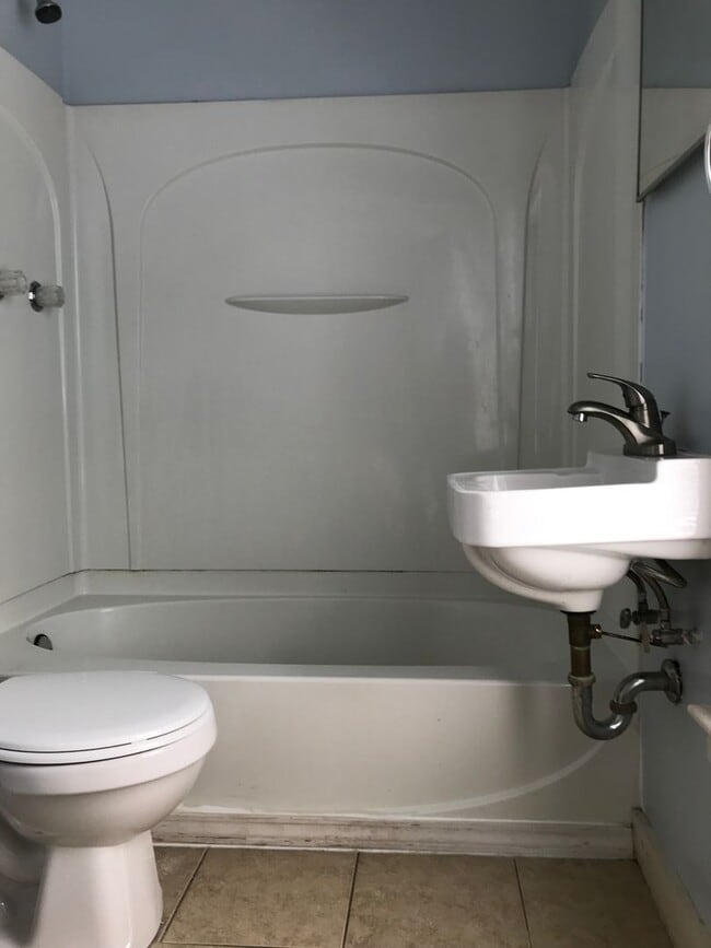Photo - 3 Bedroom, 1.5 Bath Home – Swan Neighborho...