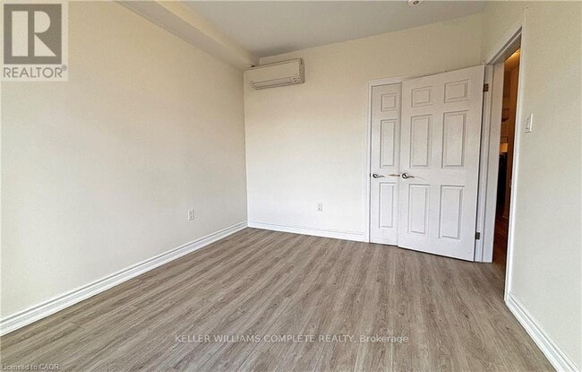 Photo - 2 Wentworth St S