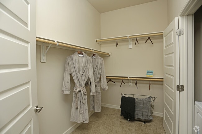 1BR,1BA W/DEN - 895SF - CLOSET