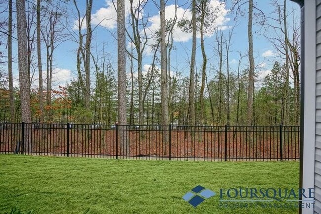 Photo - Spacious 3-Bed End- Unit Townhome with Mod...