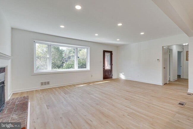 Photo - 869 Patrick Henry Dr