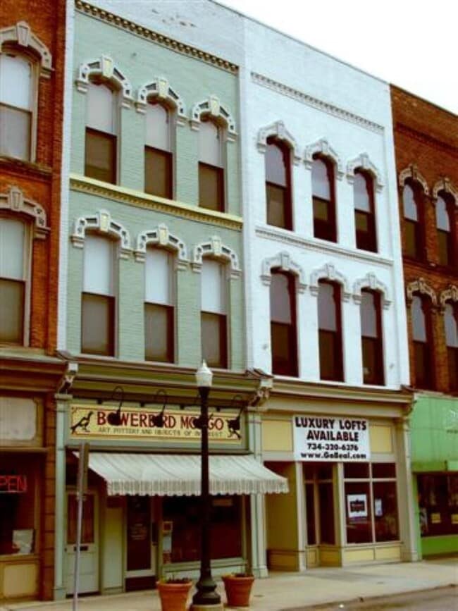 Building Photo - 208 W Michigan Ave Unit 2J