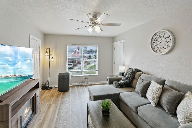 Photo - 1001 N Elm St Unit 3