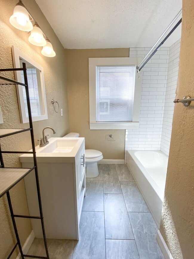 Photo - 2 bedroom, 1 bath near Jackson and Maury /...