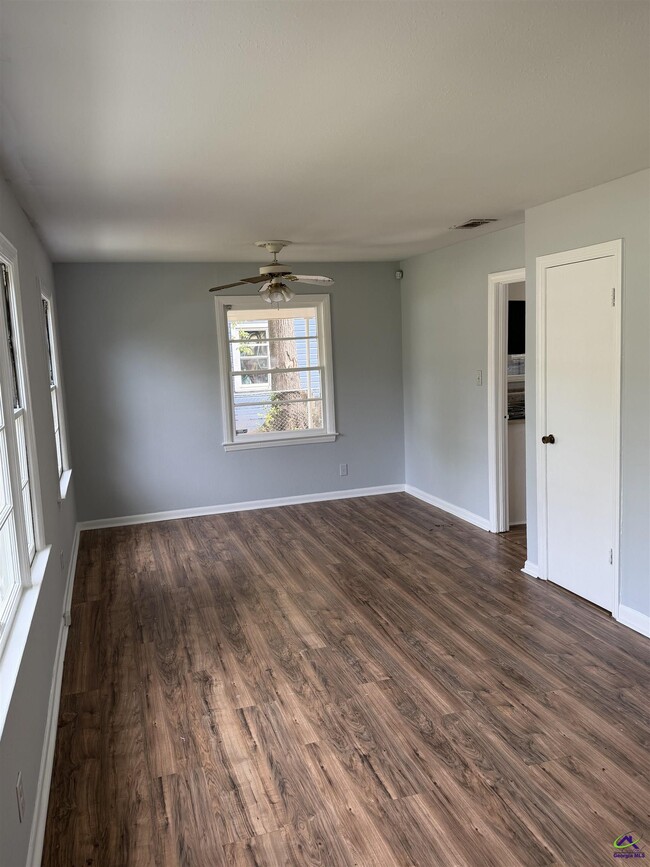 Photo - 202 Ruzelle St