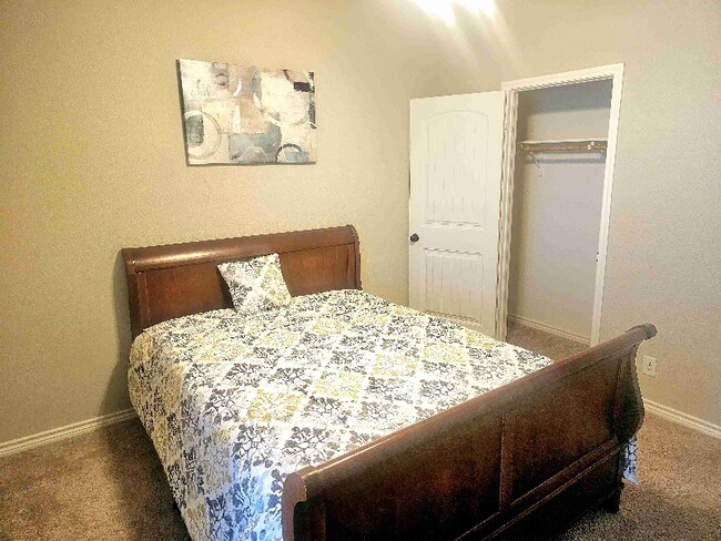 Photo - 7100 American W Dr