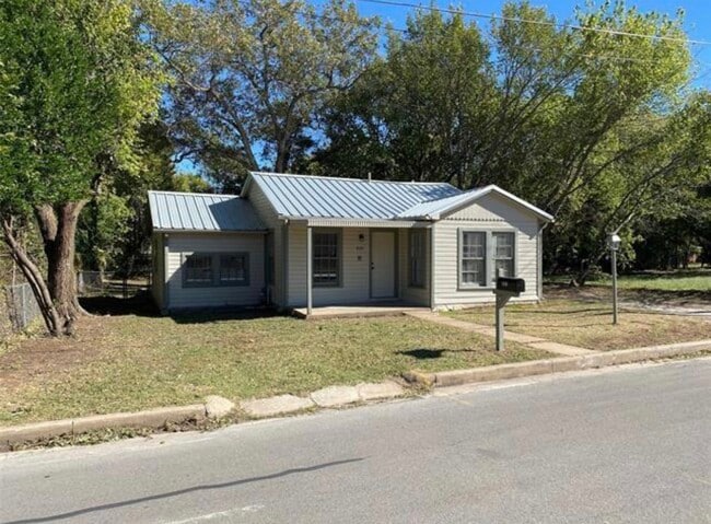 Building Photo - 805 Bois D Arc St Rental
