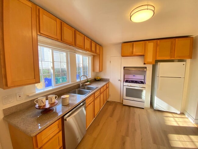 Photo - 3504-3506 Magnolia St Apartment Unit 3504