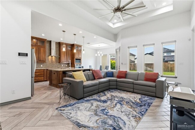 1612 W Red River Ave