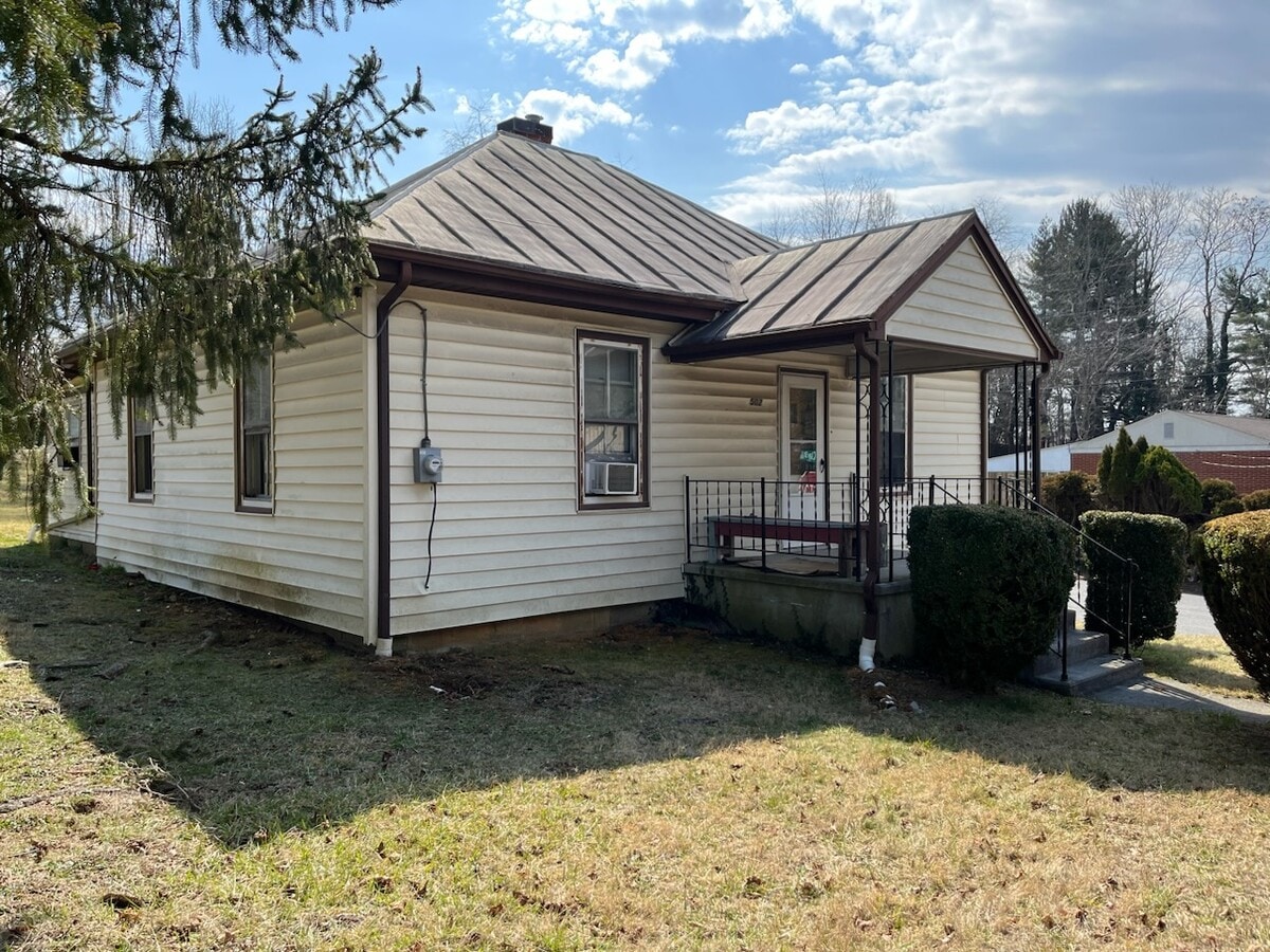 Photo - 502 Clay St SE