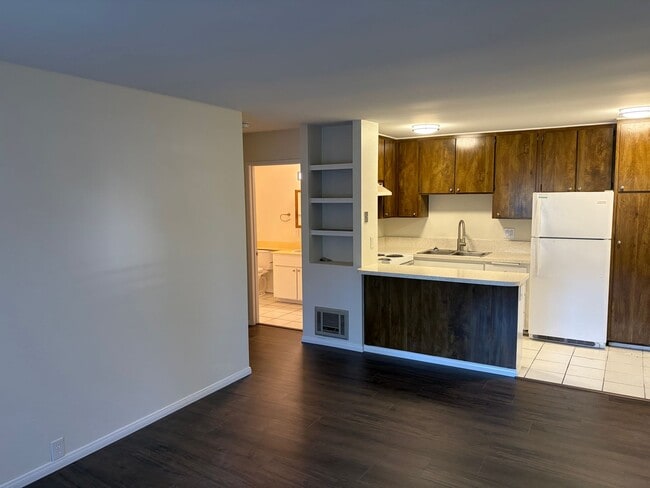 Building Photo - 1-Bed Condo in Heart of Mission Valley! Unit 505