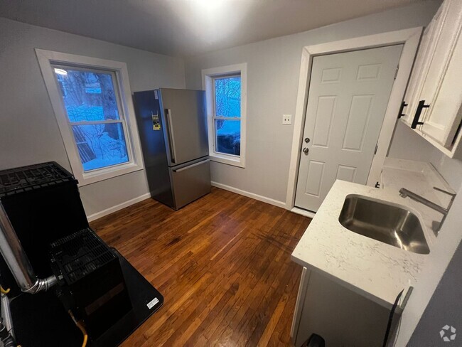 Building Photo - 165 Pleasant St Unit 1 Rental