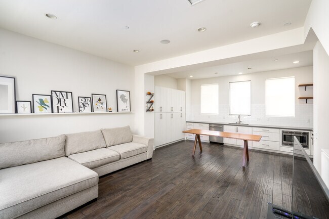 Sala de estar + cocina - 2206 Tom Mix Rd