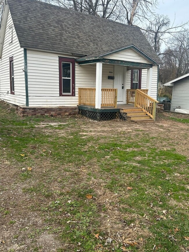 Building Photo - Step into this adorable 2-bedroom, 1-bathroom home—full of charm and thoughtful updates!