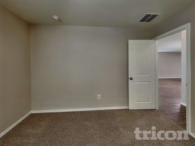 Photo - 5118 Everett Loop