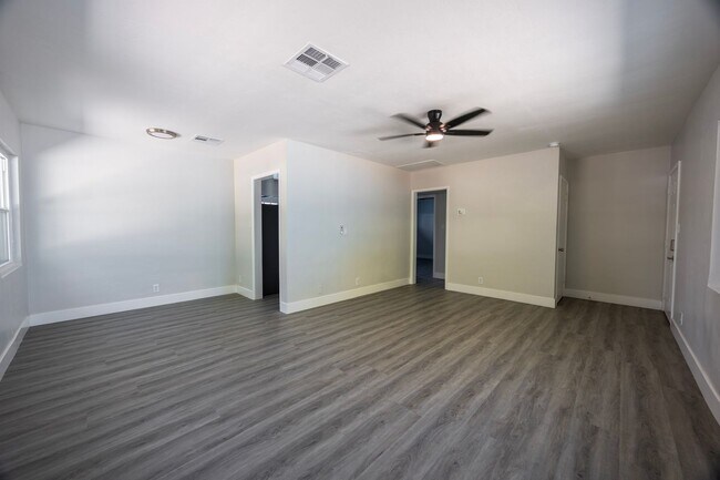 Building Photo - Massive 1,000 SQ FT Arts District Retreat | Utilities Included | Quiet Single-Level Living