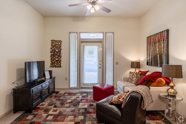 2BR, 2BA - 928SF - Living Room