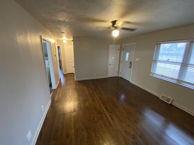 Photo - 877 Windsor Dr