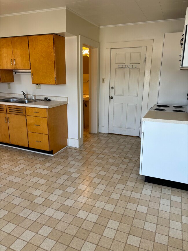 Entry way - 1208 Ellis Blvd NW Apartments