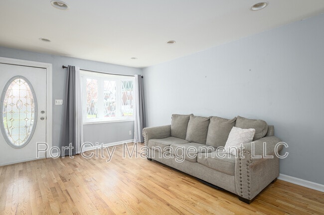 Photo - 744 Aldworth Rd