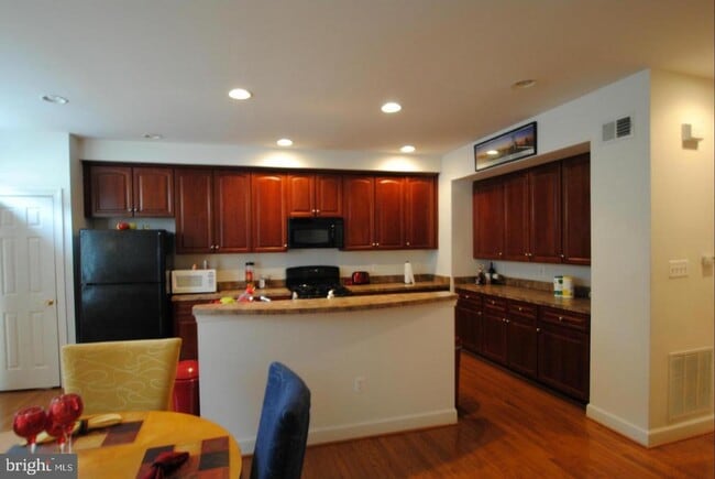 Photo - 724 Vestal St