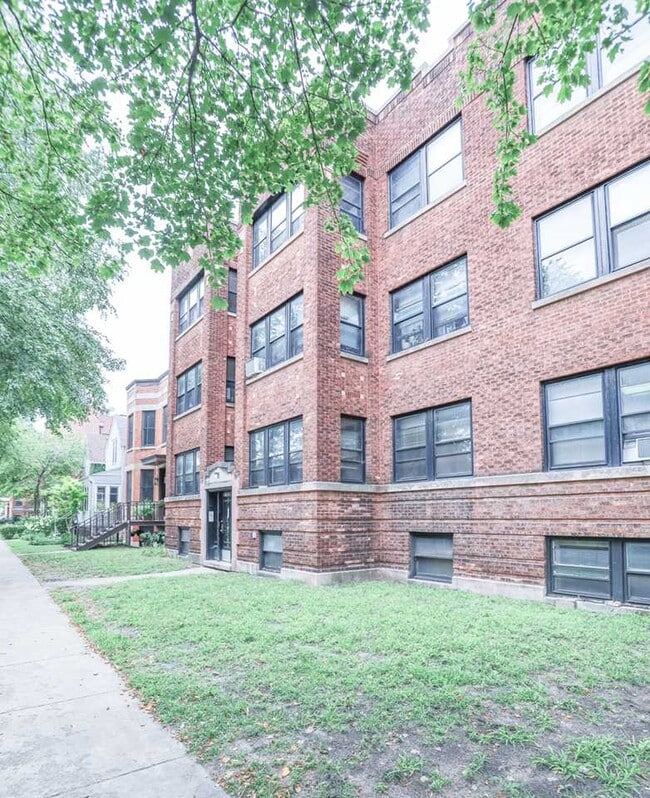 Photo - 1539 W Cornelia Ave Apartment Unit 2