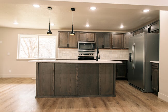 Photo - 732 Hislop Dr