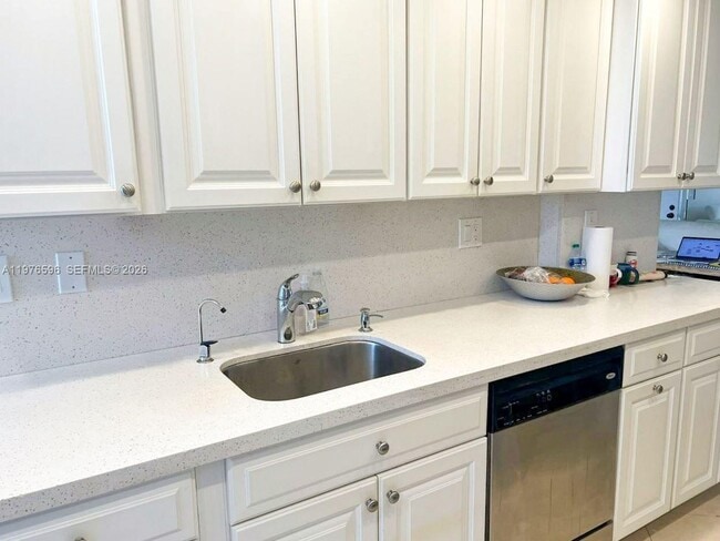 Photo - 290 174th St St Unit 902