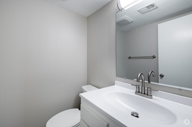 2BR, 1.5BA - 900SF - Primary Bathroom