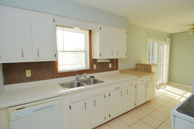Photo - Huge 4 Bed 2 Bath Single Family Home!! Ton...