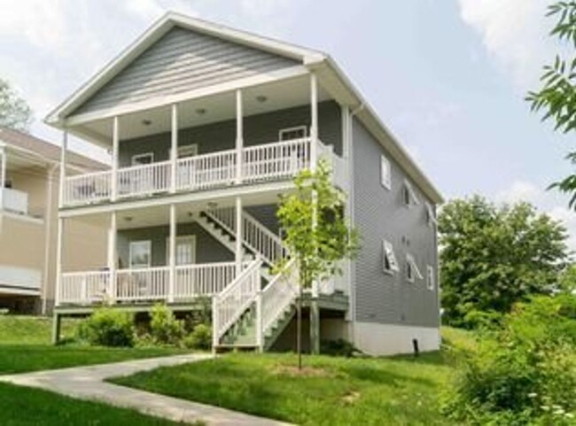 Building Photo - 644 Hudson St Unit Apt 1