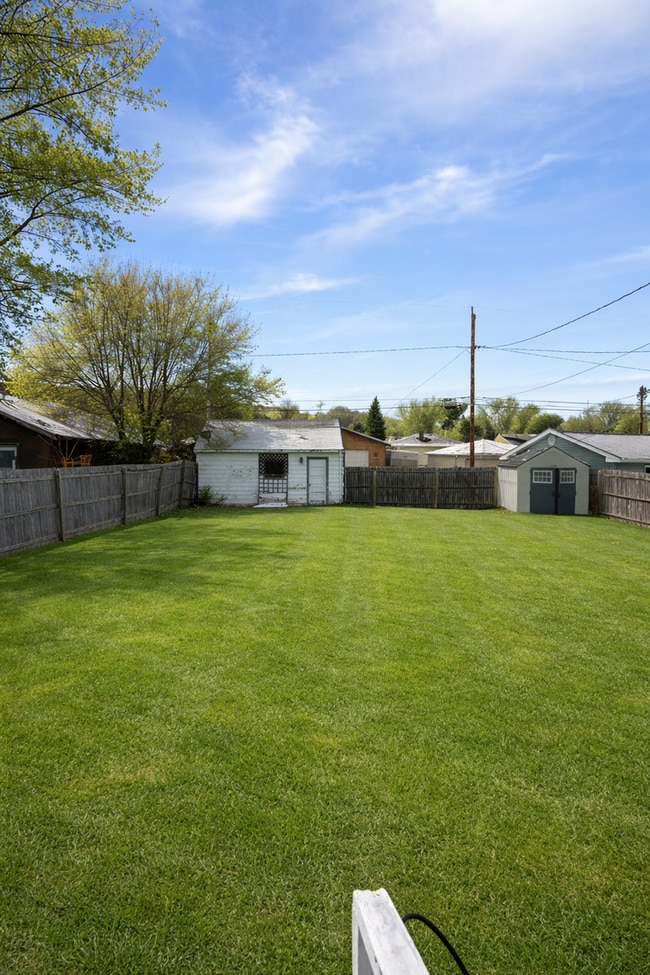 Building Photo - AVAILABLE NOW! - 2 Bed 1 Bath Home!