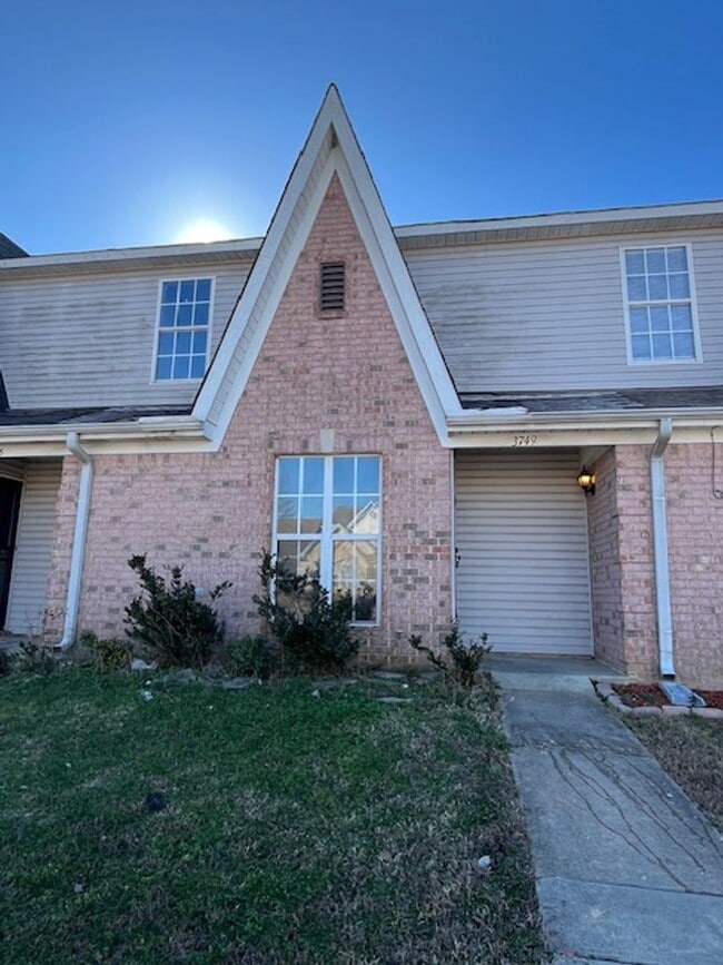 Building Photo - Renovated 3 Bedroom 2 Bath Townhouse for Rent!