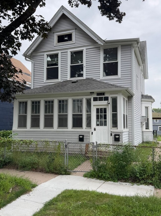 Building Photo - 914 Lawson Ave E Unit 2 Rental