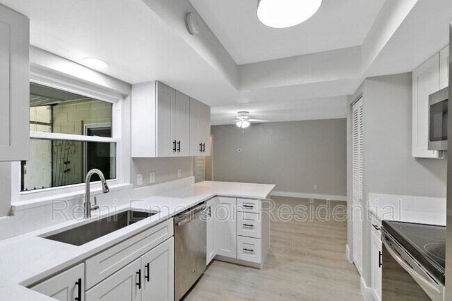 Photo - 3326 Young St