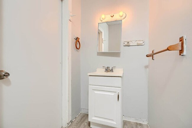 Photo - 151X E Hoffman St