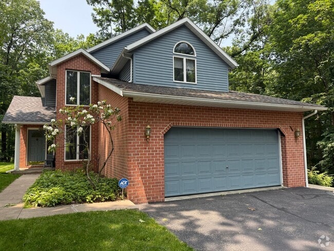 Building Photo - 1531 E Strohm Dr Rental