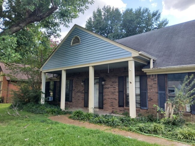 Building Photo - 3915 Clover Hill Dr