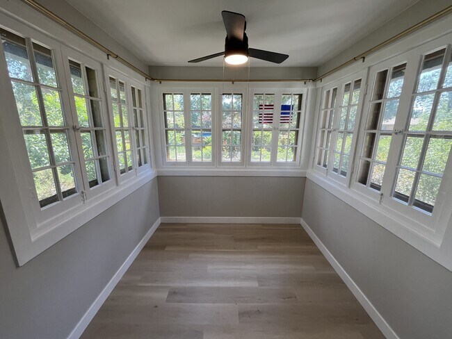 Photo - 1649 Roslyn St