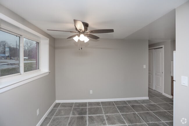 3BR, 1.5BA - 927 SF