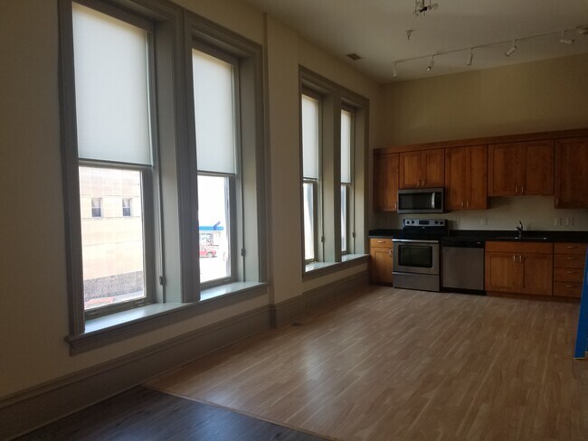 Dining area - 537 W 2nd St