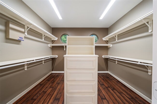 Building Photo - 1019 Monarch Oak Dr