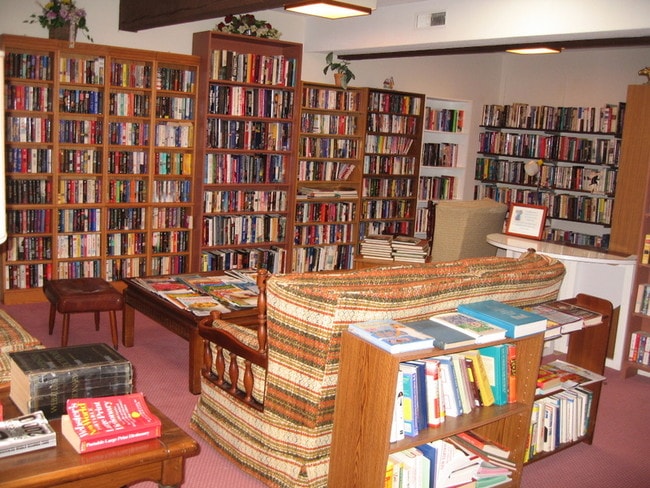 Library - Hyannis House Apartments Unit 101